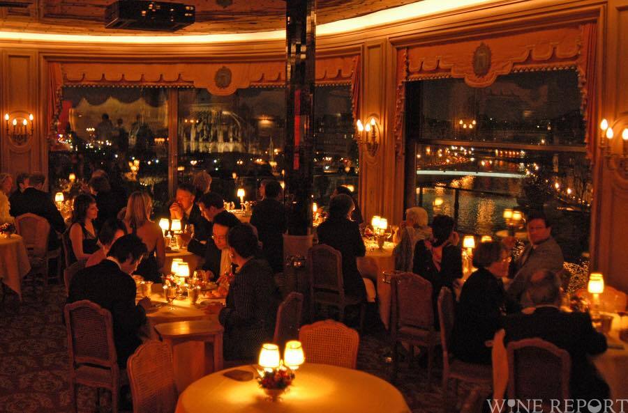 パリのラ トゥール ダルジャン 壮麗なワインコレクションをオンライン販売 Wine Report